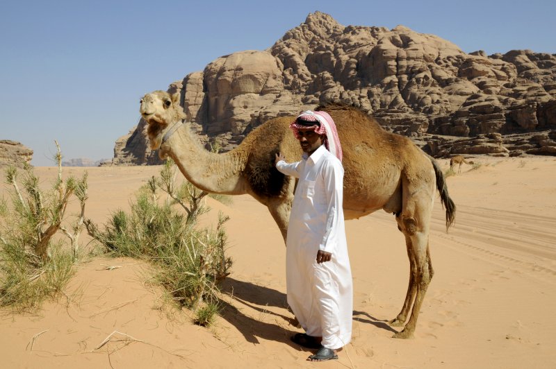 Человек в арафатке в пустыне