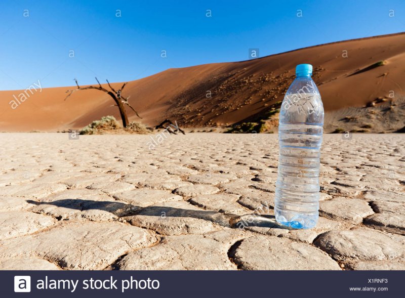 Бутылка воды в пустыне