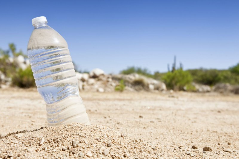 Бутылка воды в пустыне