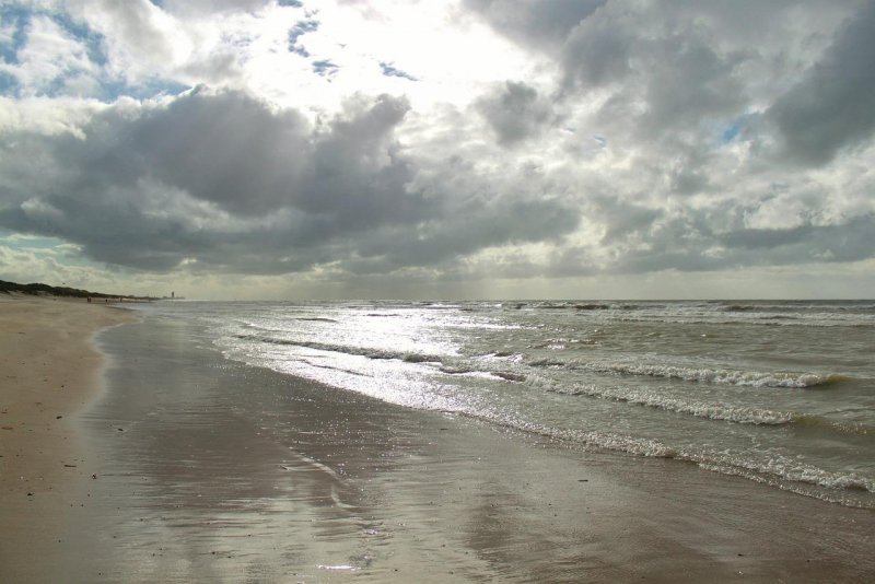 Лёгкий шторм на море с песчаным пляжем