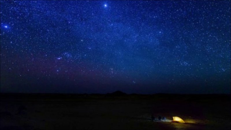 Звезды на ночном небе пустыни Агафай