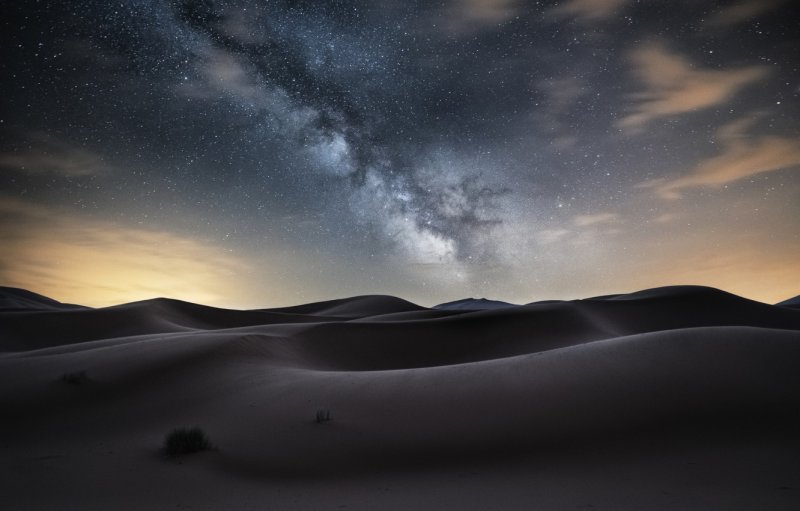 Красивое ночное небо в пустыне