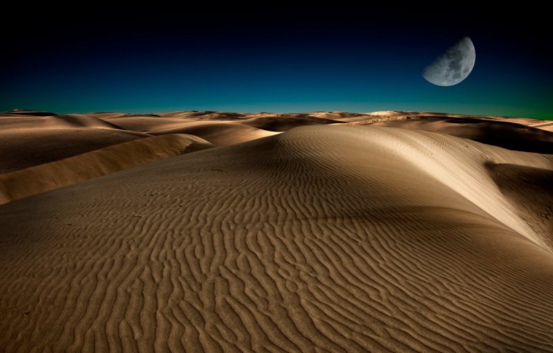 Луна в пустыне