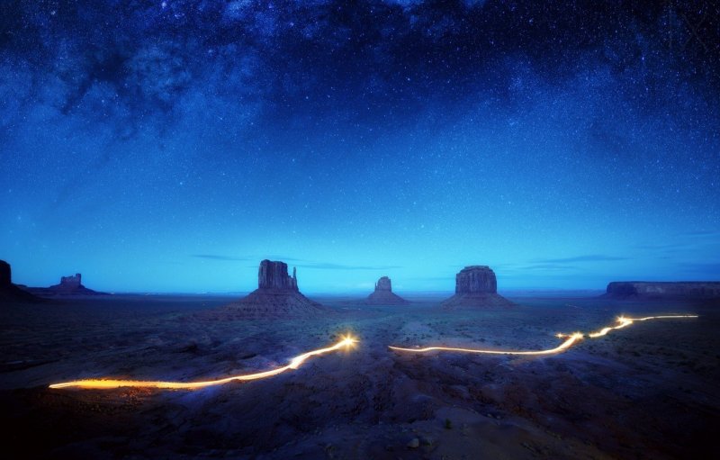 Долина монументов Аризона ночью