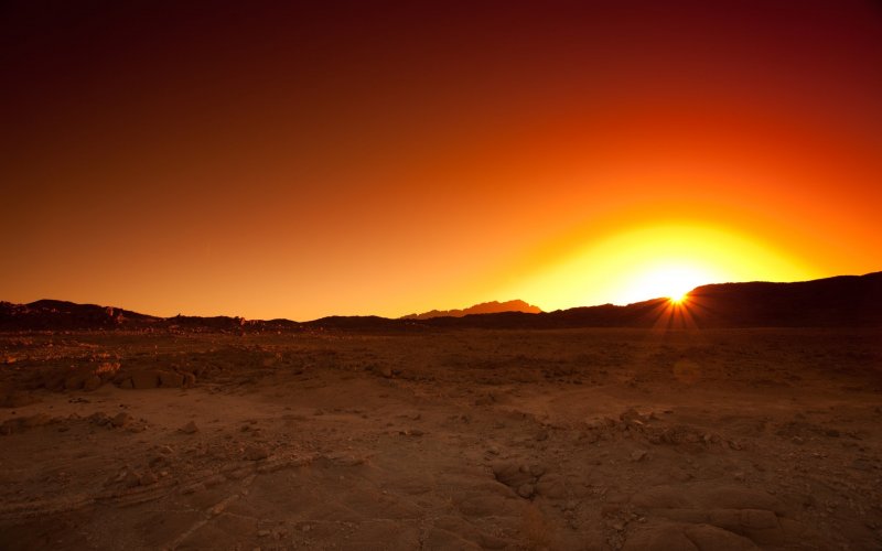 Красивый закат в пустыне