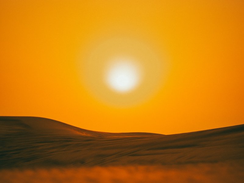 Желтый закат в пустыне