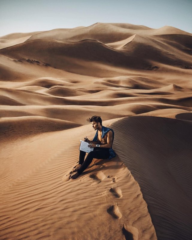 Мужчина в пустыне