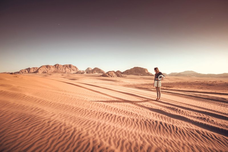 Человек в пустыне среди песка