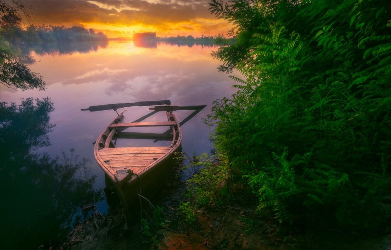 Пейзаж с лодкой на реке