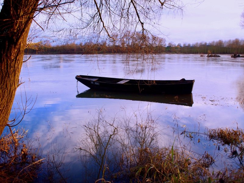 Лодка на середине реки