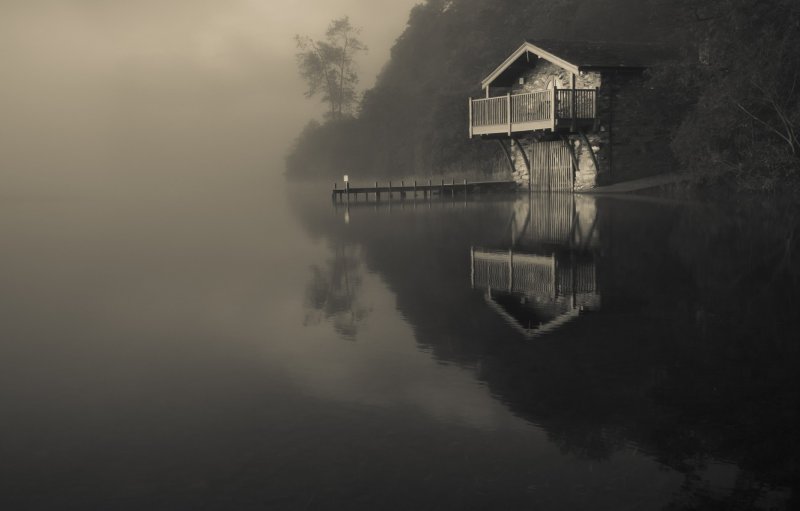 Дом у озера в тумане