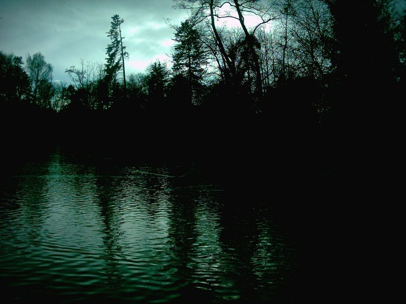 Темное озеро
