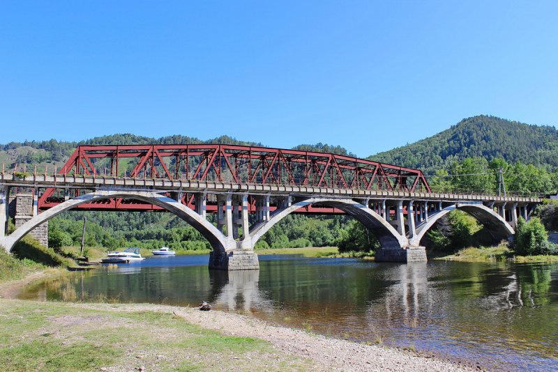 Красивый мост через реку