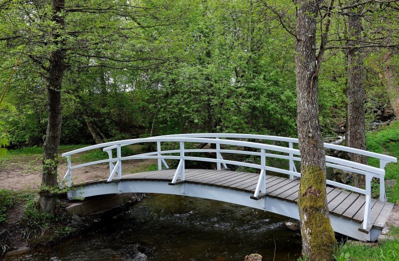 Деревянный мостик через речку