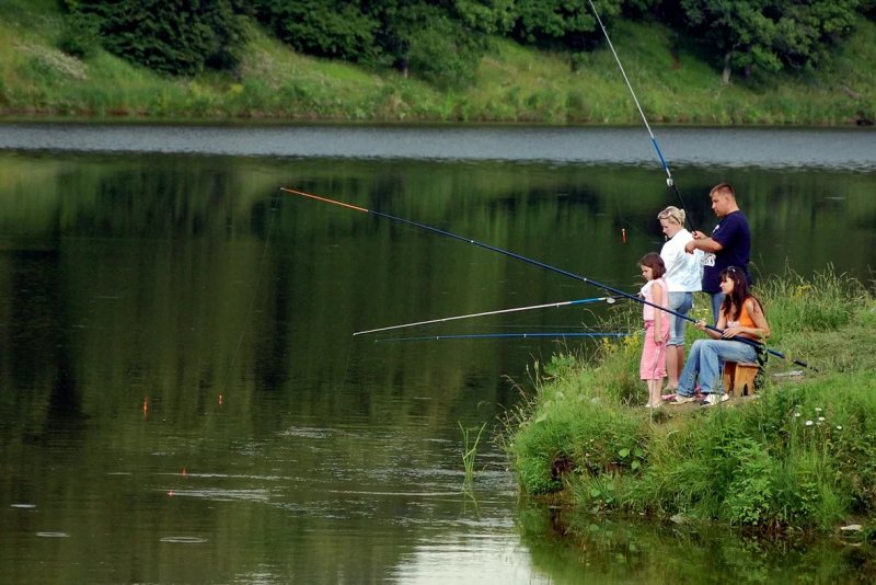 Семья на рыбалке