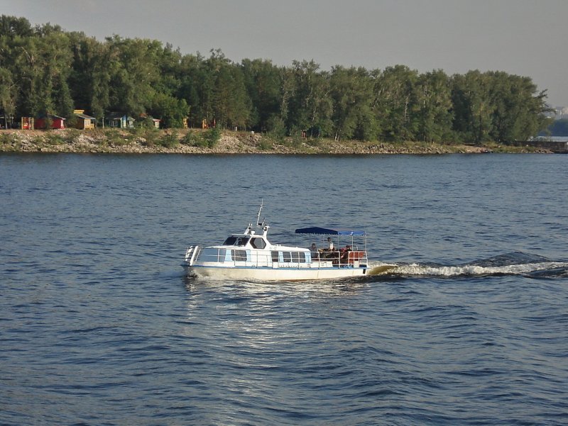 Катер на реке Волга