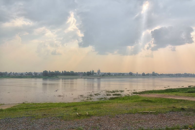 Лето река Сухона