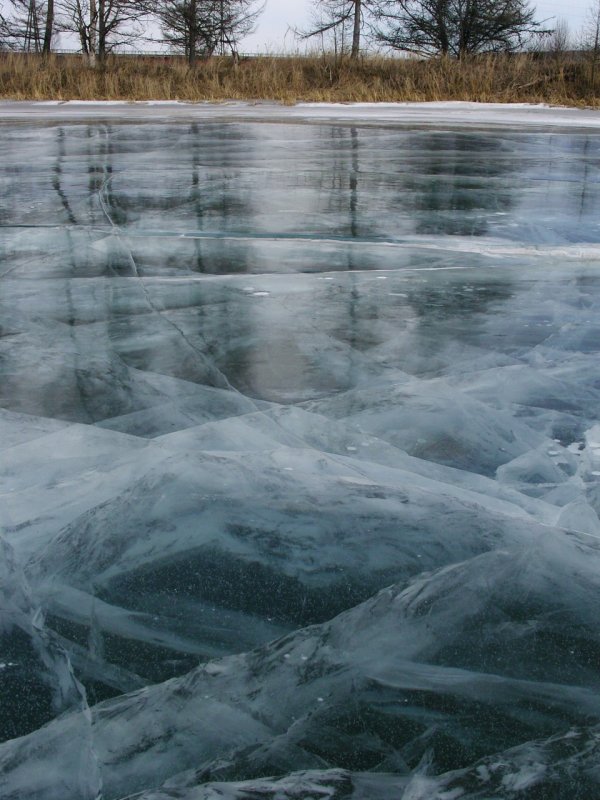 Лёд неокрепший на речке студёной