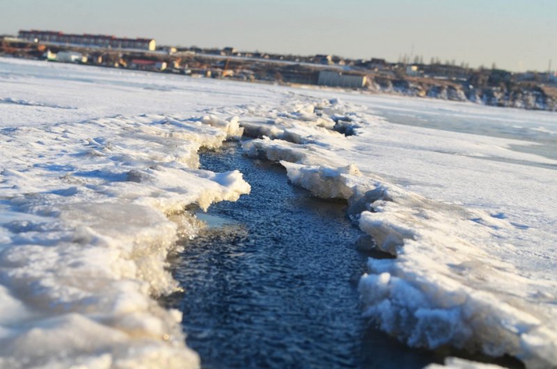 Лёд неокрепший на речке студёной