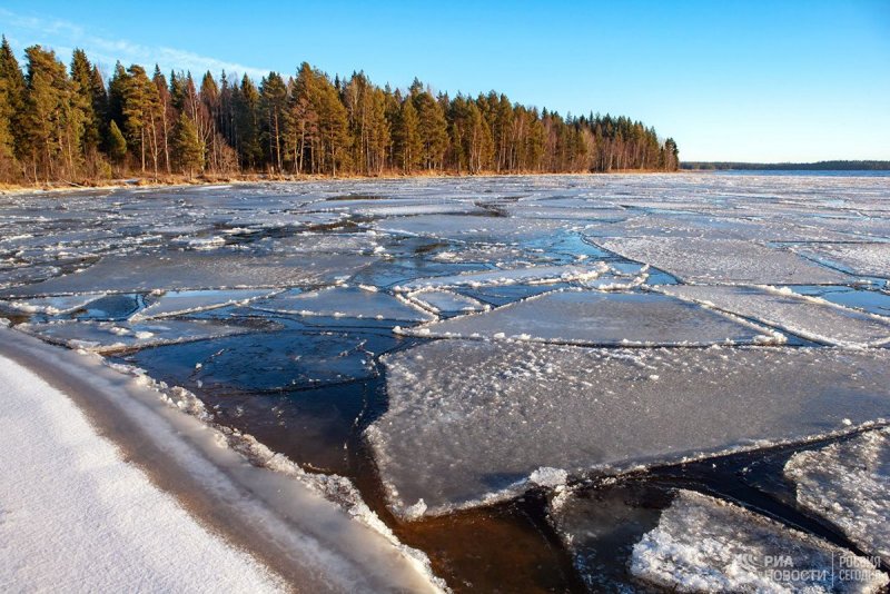 Река скованная льдом