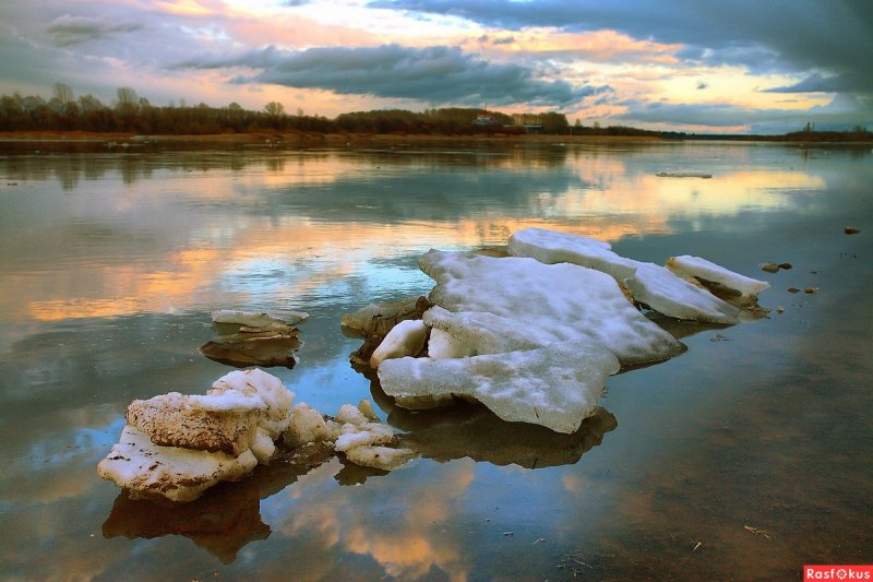 Тонкий лед на реке