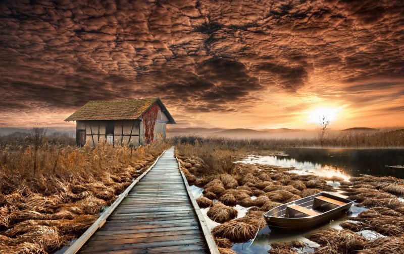 Домик на берегу озера закат осень