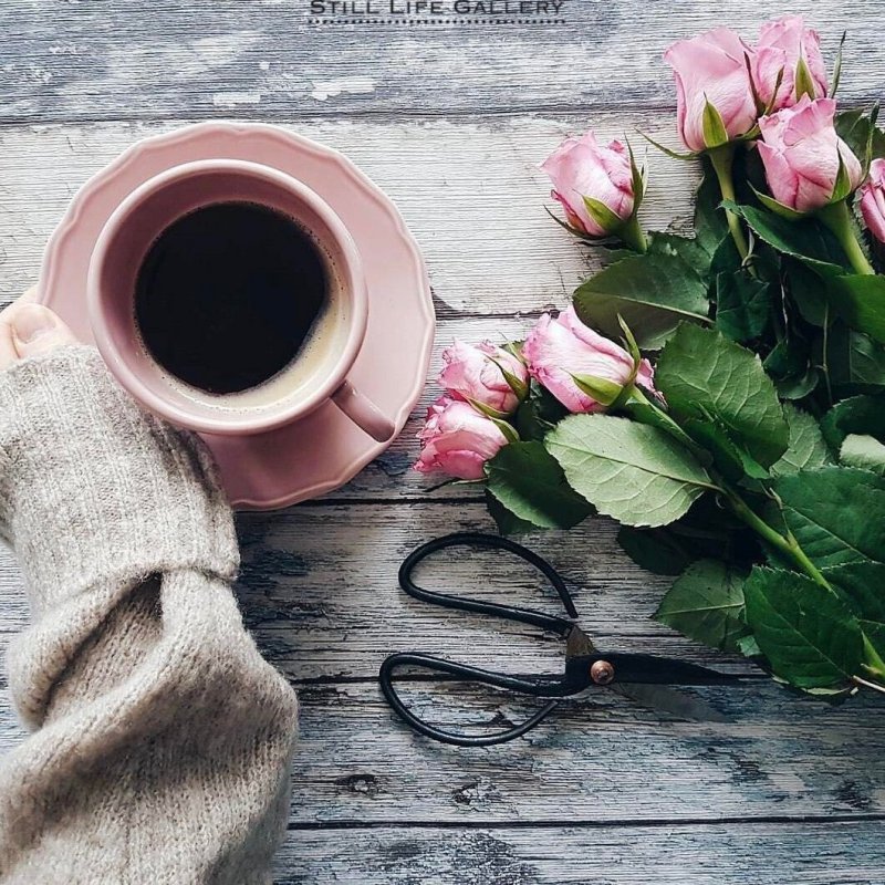 Чашка кофе и цветы гламурные фото