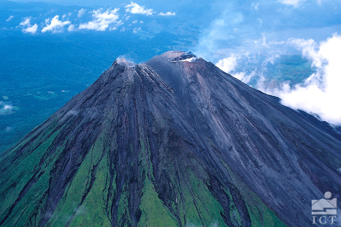 Наивысший вулкан северной америки. Вулкан Поас Коста Рика. Ареналь Коста-Рика. Вулкан Ирасу. Подножие вулкана Ареналь.