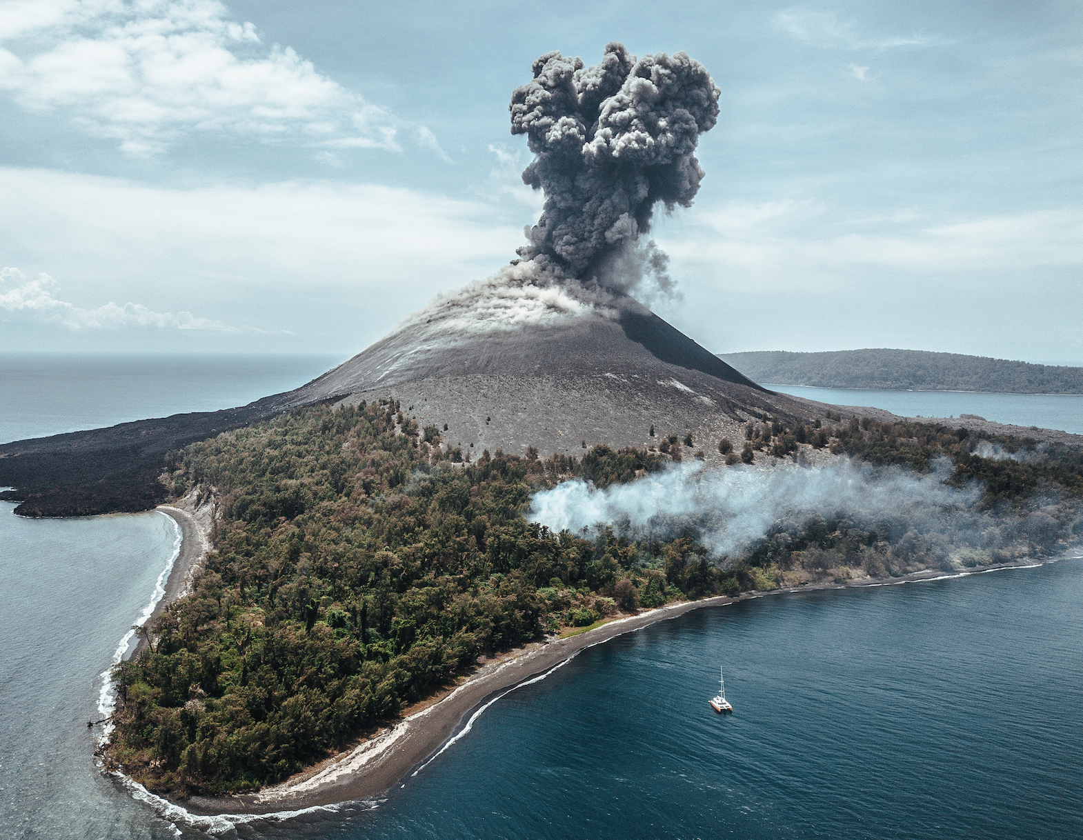 Индонезия вулкан Кракатау. Извержение вулкана Кракатау 1883. Остров анак-Кракатау. Вулкан Кракатау (Индонезия, 1883 год).