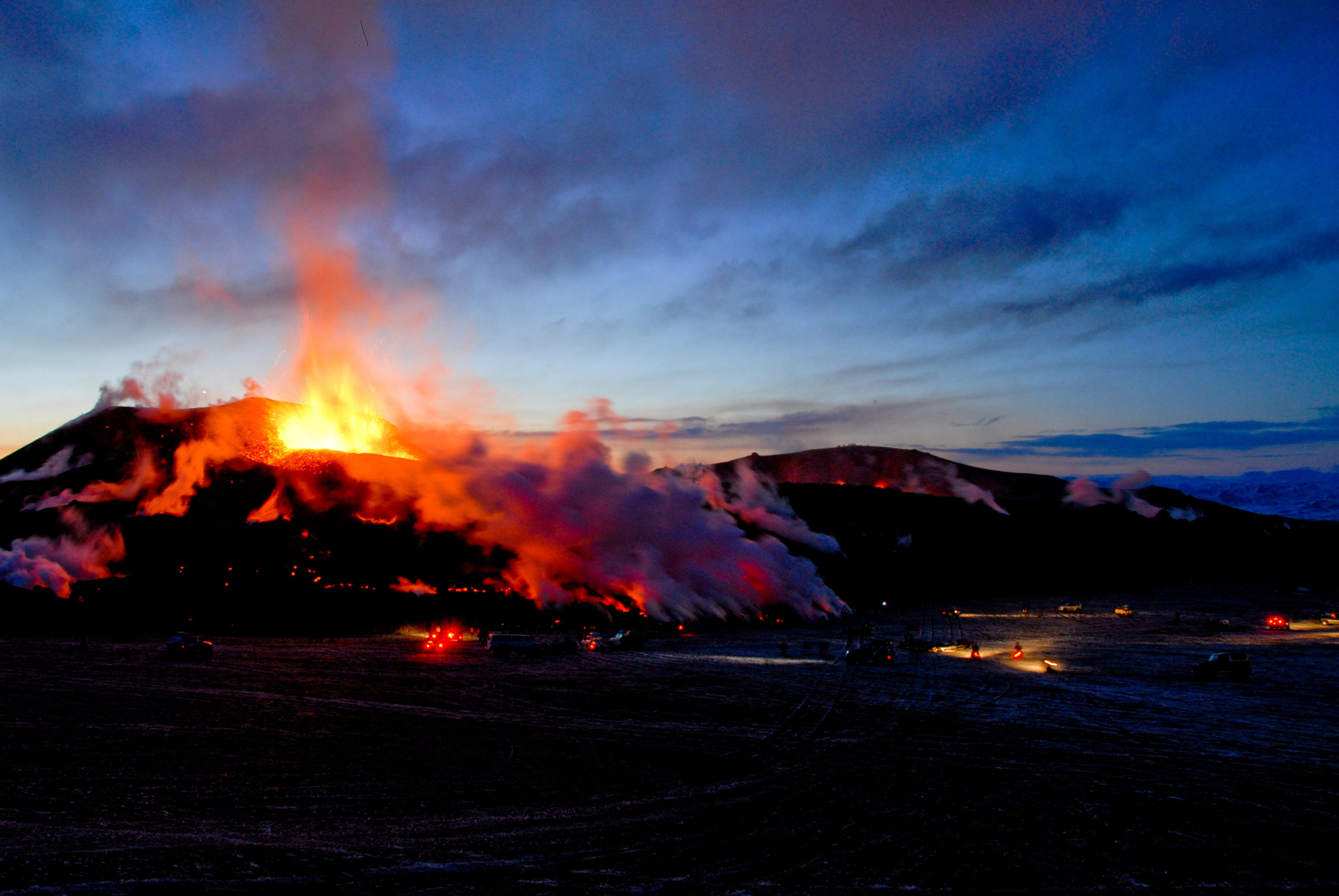 Вулкан Исландии Эйяфьятлайокудль 2010