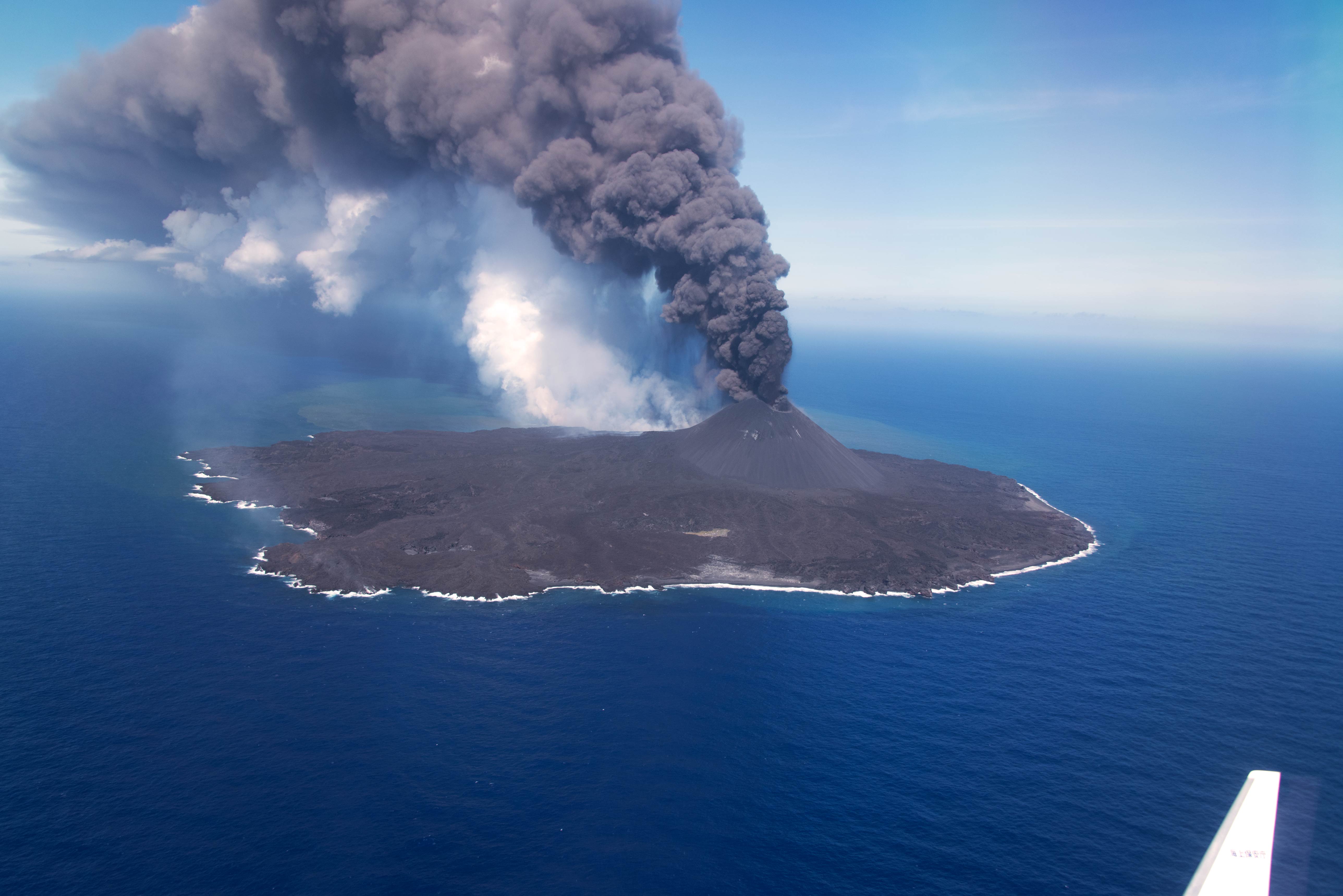 Вулканический остров в тихом океане. Вулканический остров Нисиносима. Извержение вулкана Тонга 2022. Подводный вулкан Кавио барат. Вулкан Уайт-Айленд.