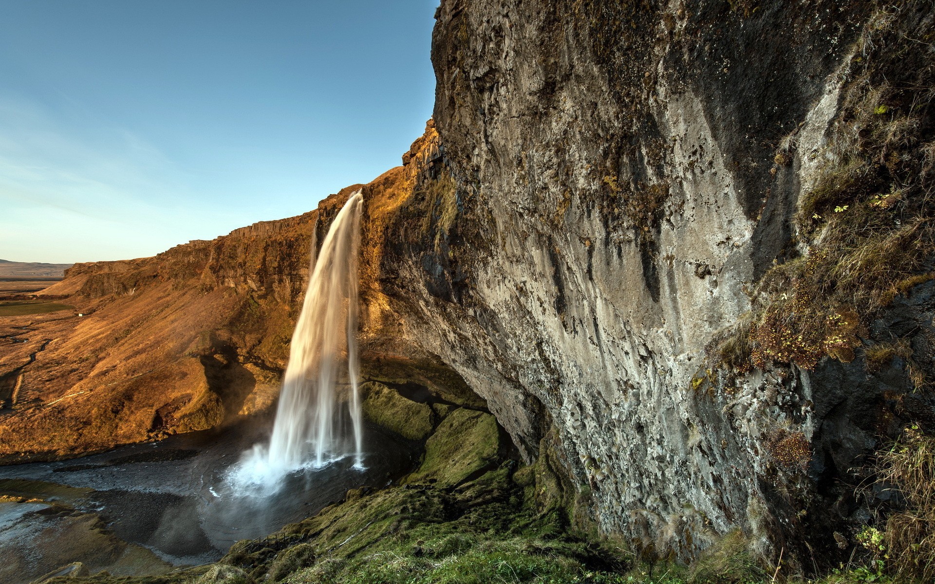 Скалы водопад