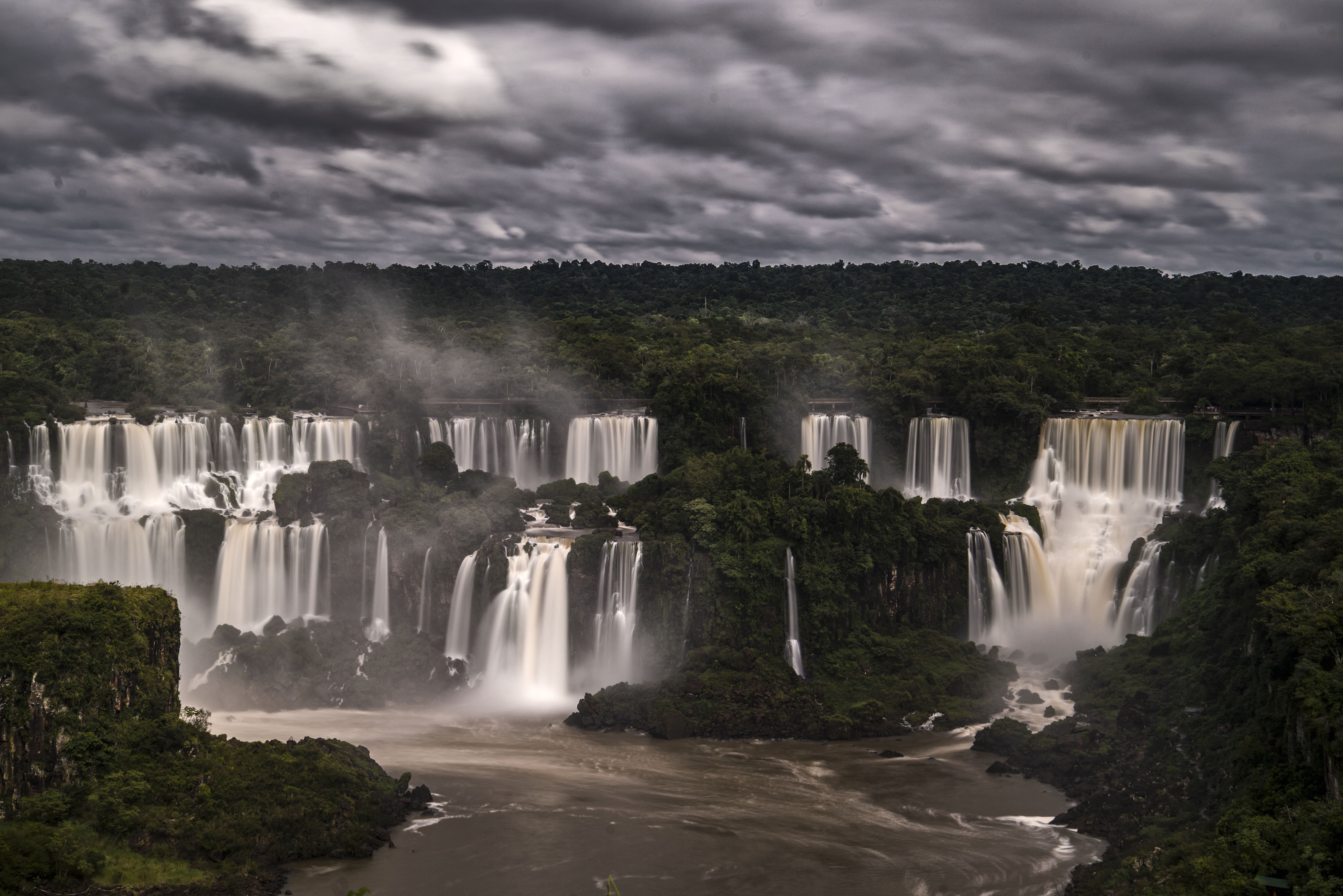 Широкий водопад в южной америке. Водопады Игуасу (Iguazu Falls). Игуасу (национальный парк, Аргентина). Игуасу, Аргентина / Игуасу, Бразилия. Водопад Игуасу, граница Бразилия–Аргентина.