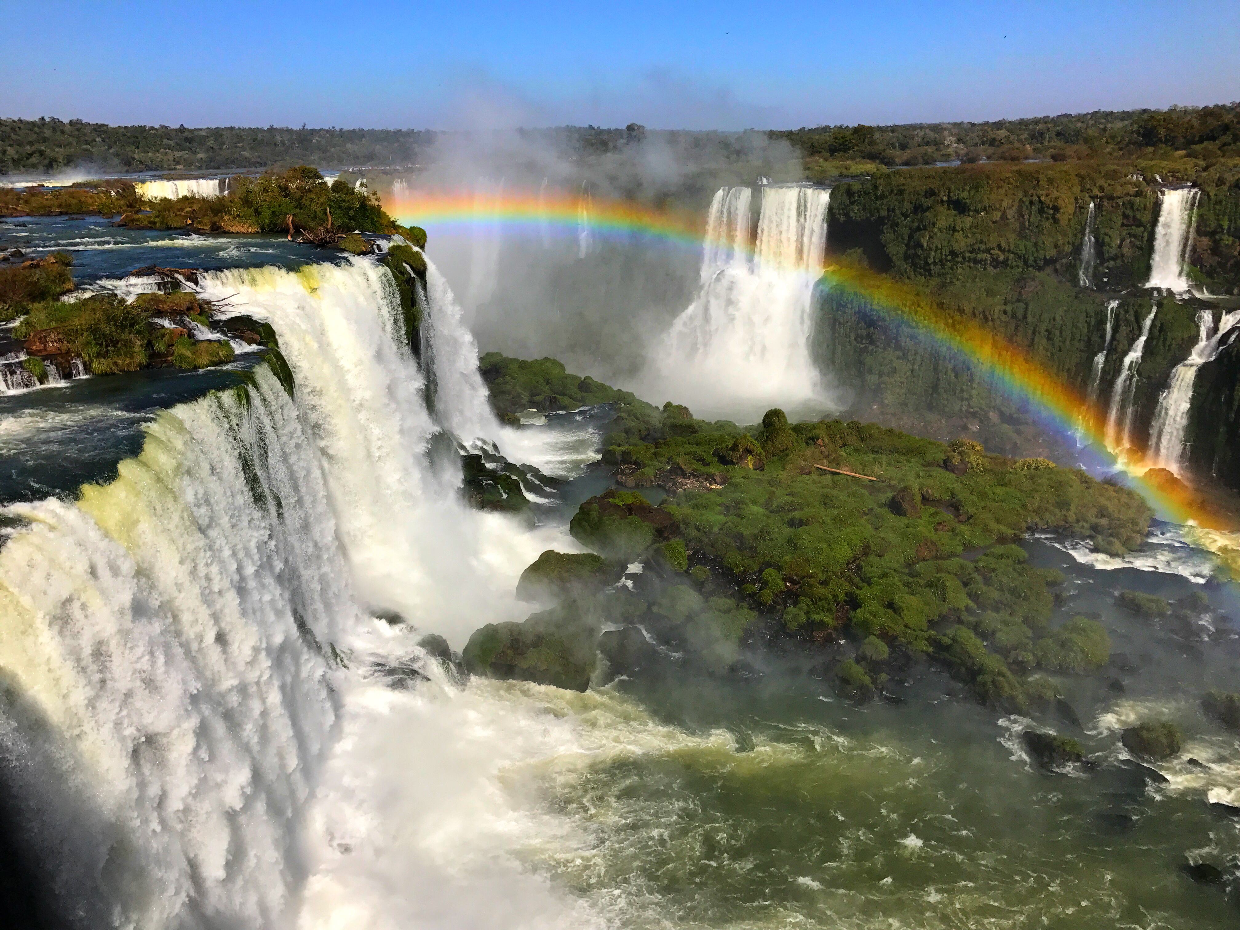 Бразилия природный мир. Водопады Игуасу Аргентина Бразилия. Каскад водопадов Игуасу. Водопад Iguazu. Водопад Игуасу сверху.