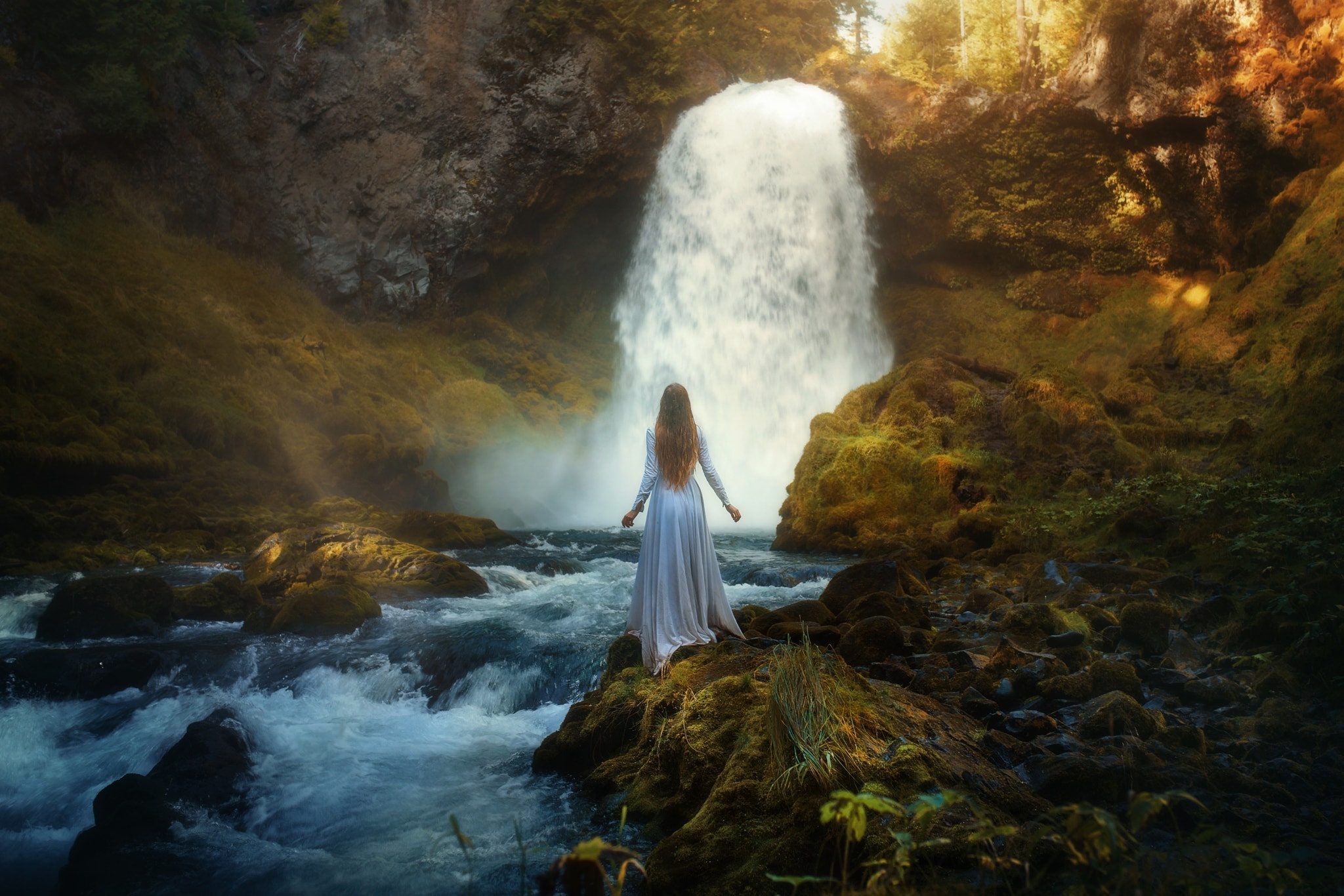Зачарованный ветер. Девушка у водопада. Девушка возле водопада. Духи природы. Фотосессия у водопада.