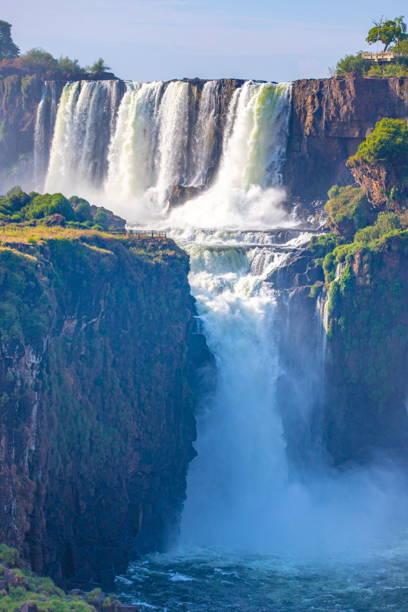 Широкий водопад в южной америке. Водопады Игуасу Аргентина. Водопад гуси . Аргентина. Бразилия водопады Игуасу. Водопад Игуасу в Южной Америке.