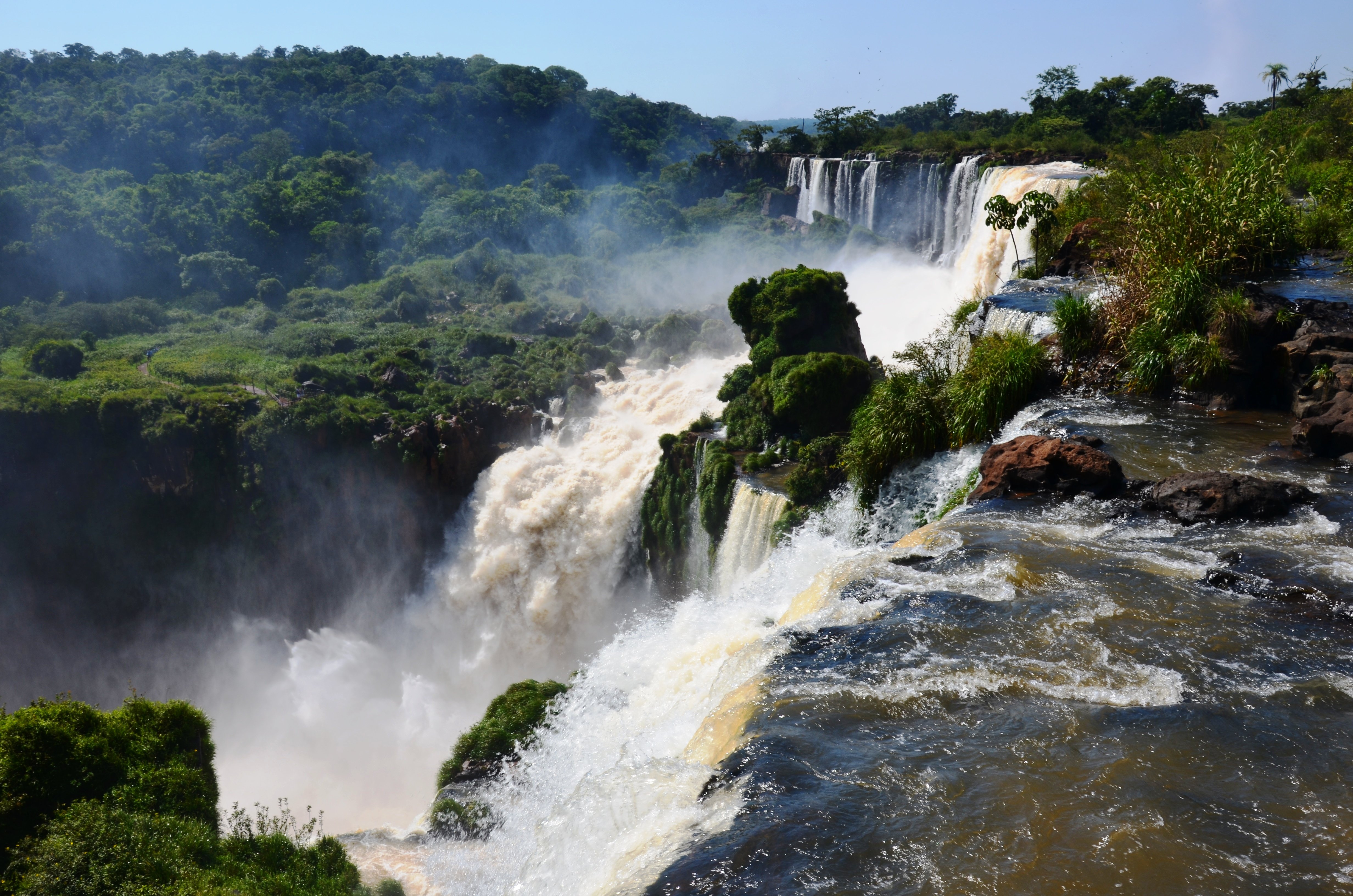 Широкий водопад в южной америке. Пуэрто Игуасу Аргентина. Водопады Игуасу Аргентина. Водопад сальтос-дель-мондай. Национальный парк «Пуэрто Игуасу»,.