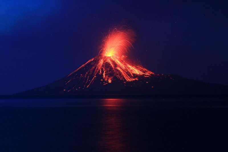 Вулкан Кракатау 2020