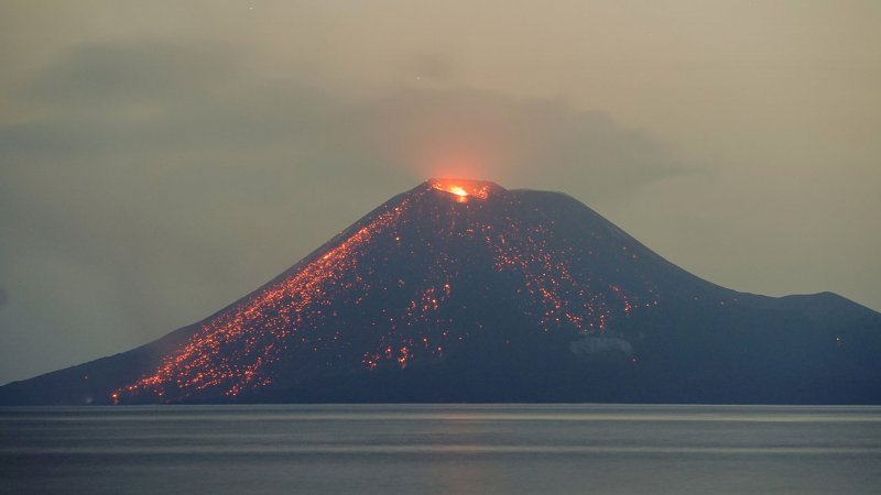 Извержение вулкана Кракатау зори