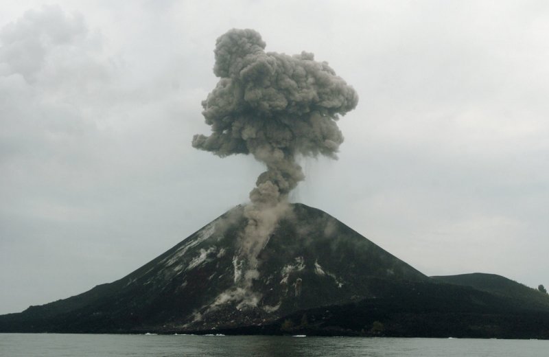 Извержение вулкана Кракатау взрыв