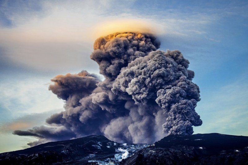 Индонезия вулкан Синабунг извержение 2020