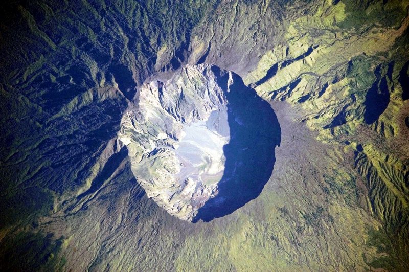 Вулкан Синабунг пирокластический поток