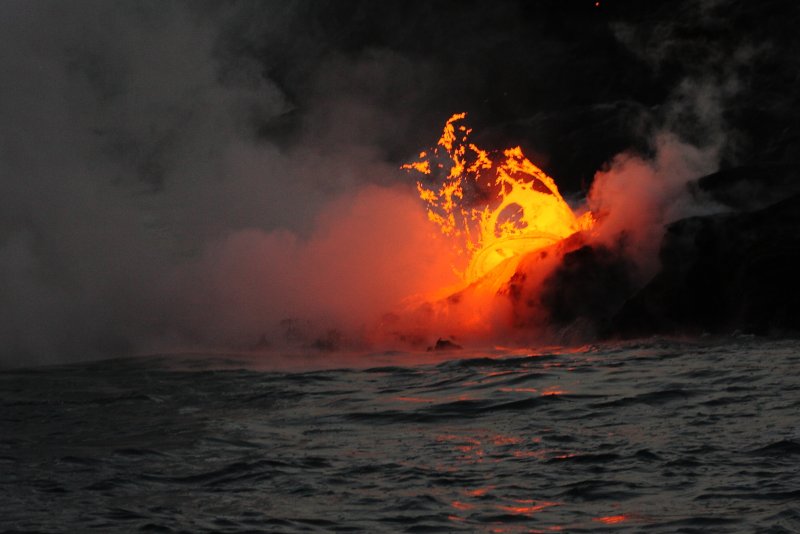 Извержение вулкана в тихом океане