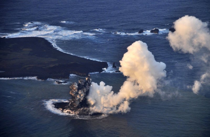 Извержение подводного вулкана в тихом океане
