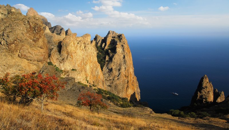 Потухший вулкан Карадаг в Крыму