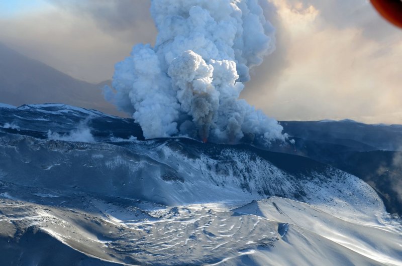 Извержение вулкана плоский Толбачик
