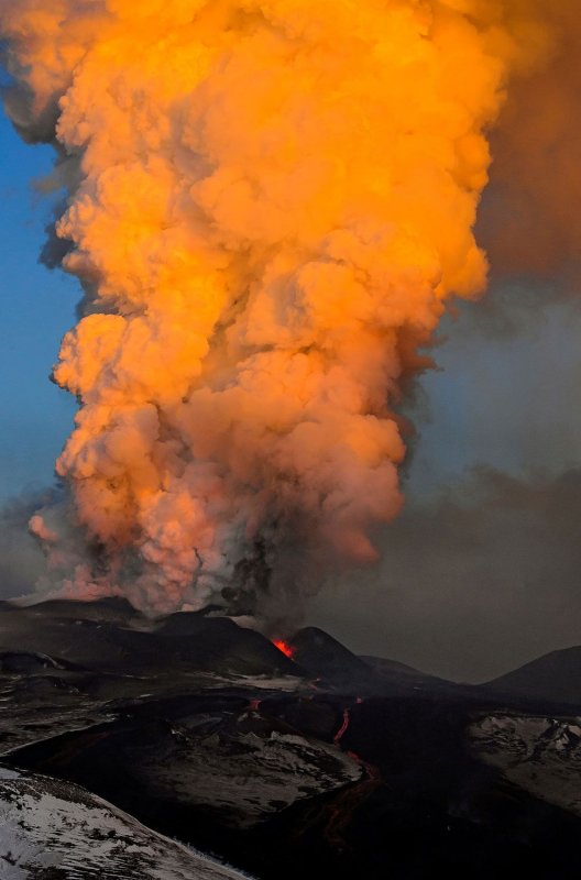 Извержение вулкана плоский Толбачик
