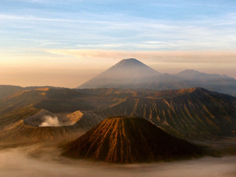 Песчаная буря вблизи действующего вулкана Бромо, о. Ява, Индонезия