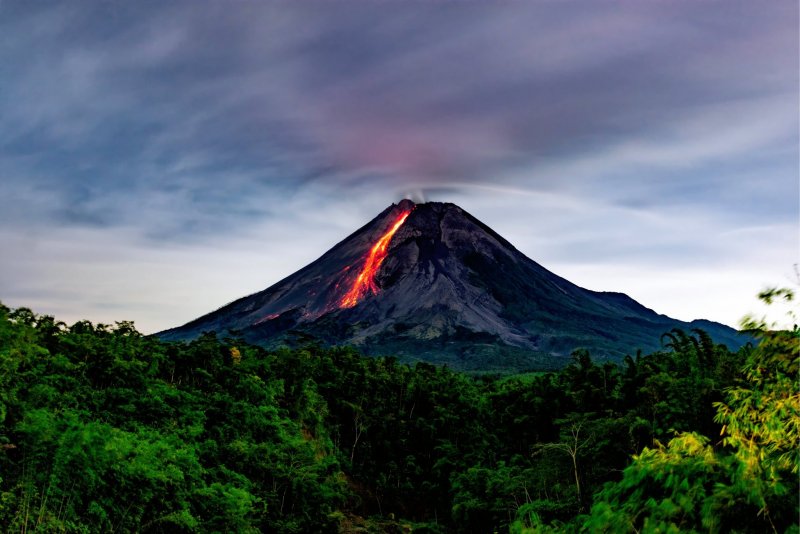 • Опасный вулкан Мерапи