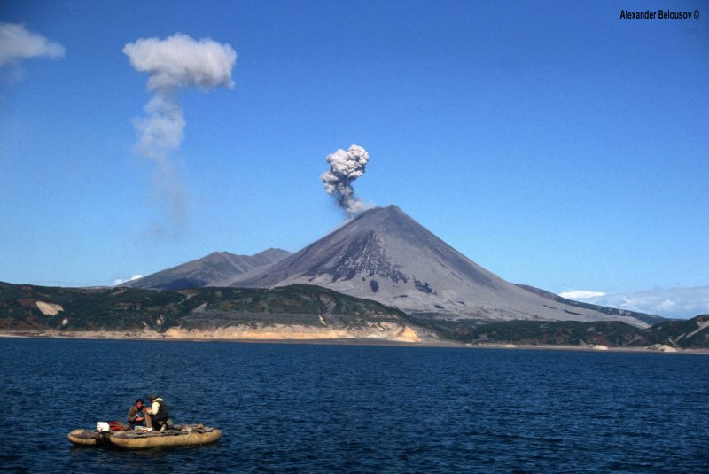 Вулкан кратер отважный